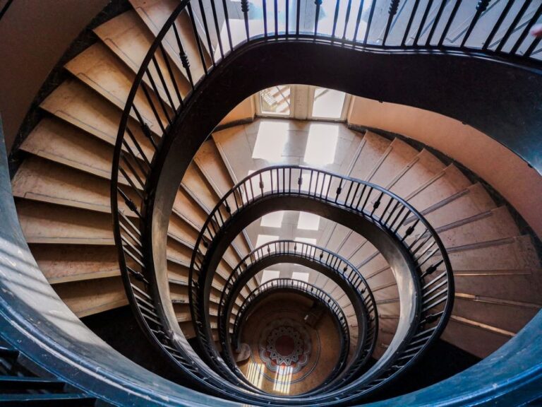 Cómo subir muebles por una escalera de caracol